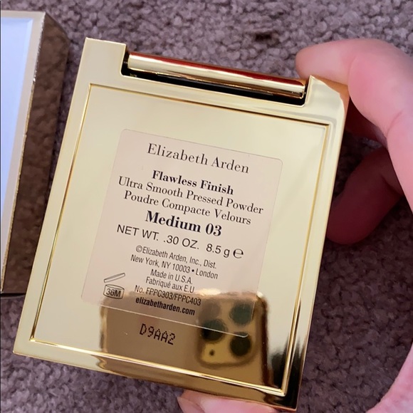 Elizabeth Arden Ultra Smooth Pressed Powder - Picture 4 of 8
